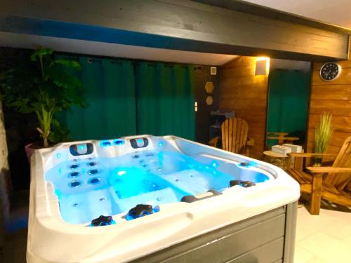 Ô Clair de Lune Chambres d'hôtes climatisées à Sarlat - parking privé - piscine chauffée - espace bien-être Jacuzzi et massages