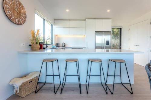 Luna Cottage. Stunning ocean views on Waiheke in Waiheke Island