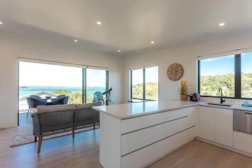 Luna Cottage. Stunning ocean views on Waiheke in Waiheke Island