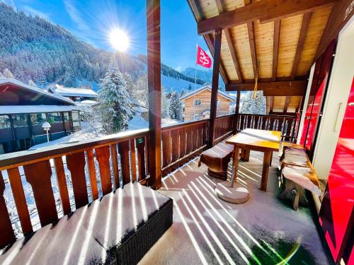 ระเบียง/ชานเรือน, The Swiss Paradise 1 Penthouse apartment in ดัลเลนวิล