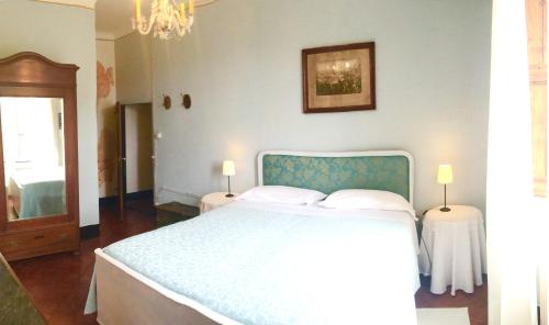 1 queen bed, 1 twin bed