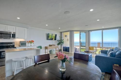 Oceanfront Condo, Hot Tub, Heated Pool, Beach Access, Beach Gear in Solana Beach, USA
