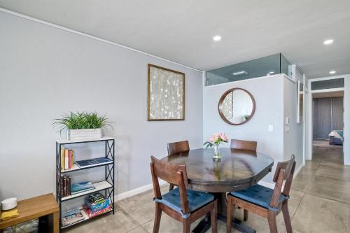 Oceanfront Condo, Hot Tub, Heated Pool, Beach Access, Beach Gear in Solana Beach, USA