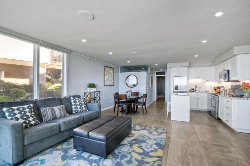 Oceanfront Condo, Hot Tub, Heated Pool, Beach Access, Beach Gear in Solana Beach, USA