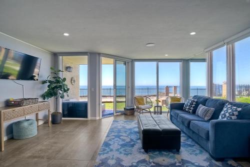Oceanfront Condo, Hot Tub, Heated Pool, Beach Access, Beach Gear in Solana Beach, USA
