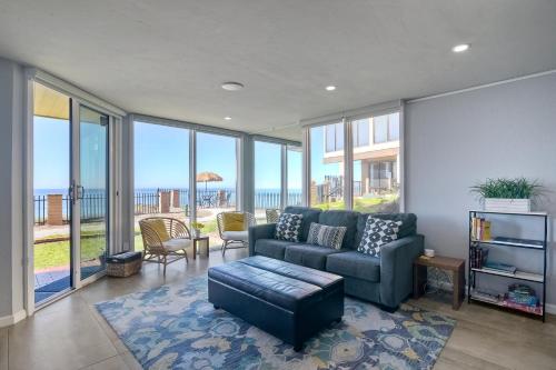 Oceanfront Condo, Hot Tub, Heated Pool, Beach Access, Beach Gear in Solana Beach, USA