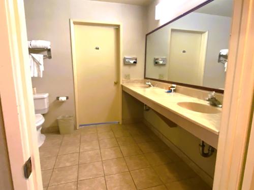 Ramada by Wyndham Los Angeles/Wilshire Center - image 9