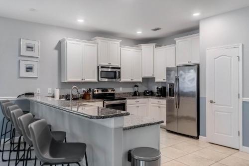 Blissful Getaway to Orlando With the Whole Family 2 Master Bedrooms Pool & Spa - image 3