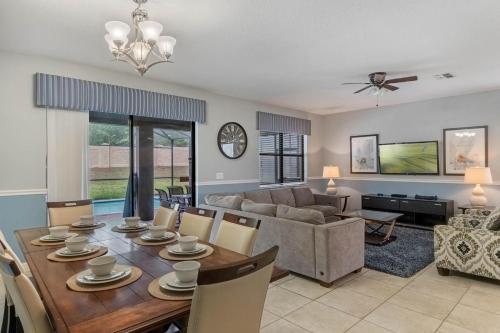 Blissful Getaway to Orlando With the Whole Family 2 Master Bedrooms Pool & Spa - image 10