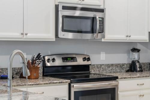 Blissful Getaway to Orlando With the Whole Family 2 Master Bedrooms Pool & Spa - image 14