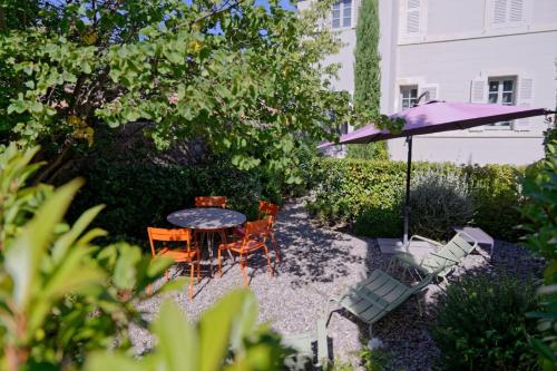 Private furnished apartment with all comfort has a garden in a green space