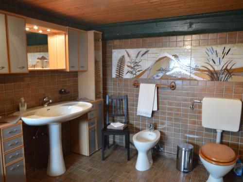 Bathroom, Apartment with garden in a wooded setting in Auw bei Prum