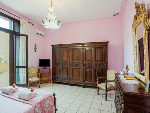 Classic Villa in Floridia with Fenced Garden - image 7
