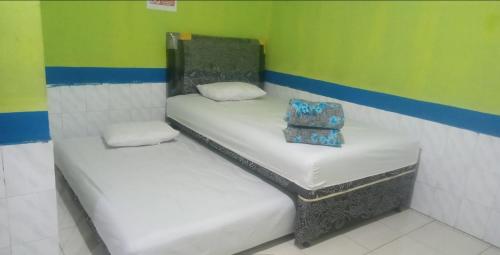 Hotel Indah Grogot Syariah Mitra RedDoorz Room Type - Twin Room