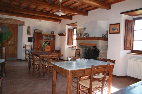 Паб/Коктейль-бар, Agriturismo Podere Fiume in Пратовеккьо