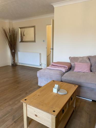 Waterfront House In The Heart Of St Neots - image 2