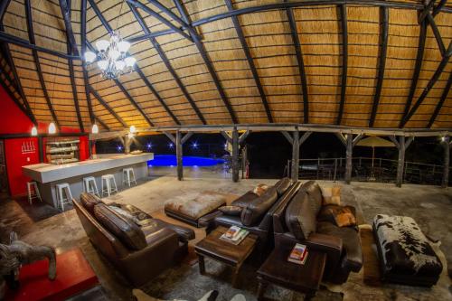 Паб/Коктейль-бар, Uukwaluudhi Safari Lodge in Опуво