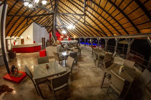Ресторан, Uukwaluudhi Safari Lodge in Опуво