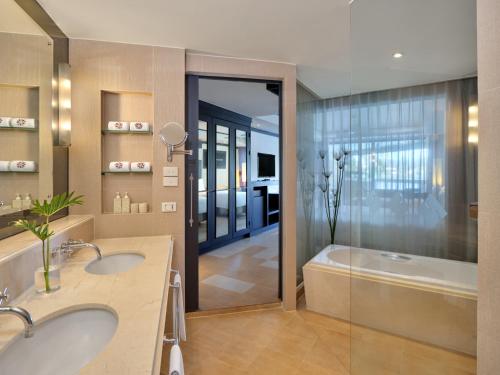 room detail thumbnail 2