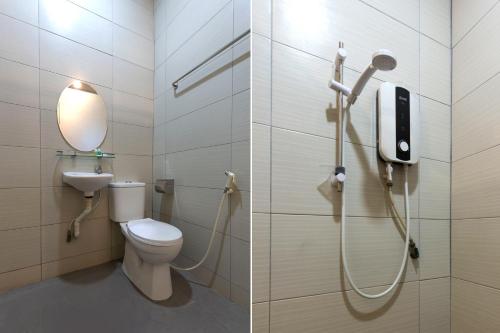 Bathroom, OYO 90385 H3 Hotel in Batu Pahat
