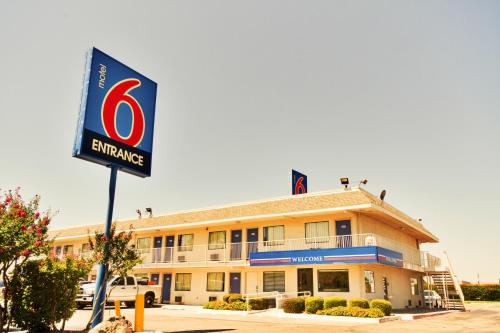 Entrance, Motel 6 Irving, TX - Dallas in Dallas (TX)