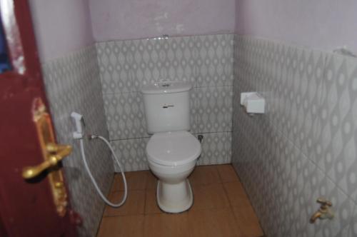Salle de bain, Beautiful & Stylish 2-Bedroom Apartment in Karatu in Karatu