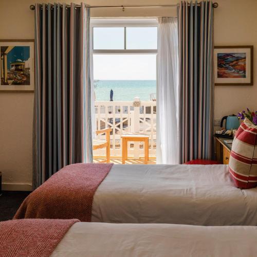 Classic Twin Room with Balcony and Sea View