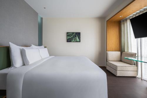 Standard Double Room image 6