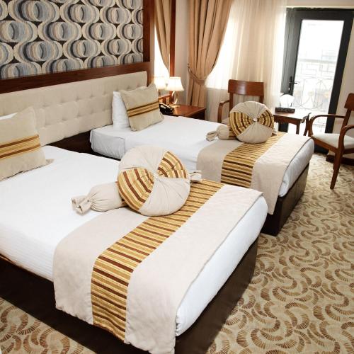 2 twin beds
