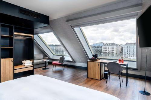 room detail thumbnail 1