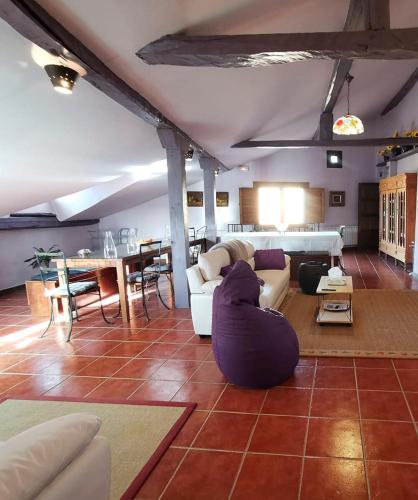 CASA PARISEO con Jacuzzi, Chimenea, BBQ, Bar y mucho más (CASA PARISEO con Jacuzzi, Chimenea, BBQ, Bar y mucho mas) in Almazan