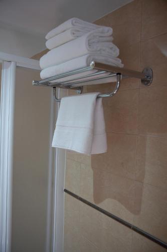 Twin Room image 10