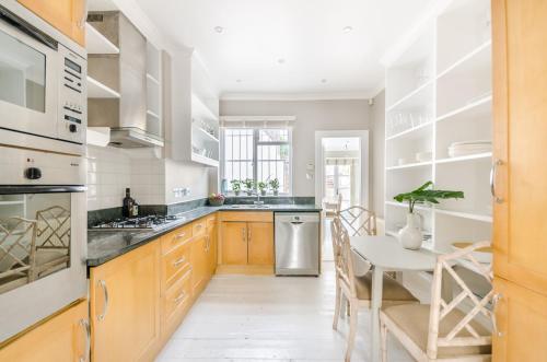 Picture of Altido Elegant 2-Bed, 2 Bath Flat With Private Terrace In South Kensington, Close To Tube