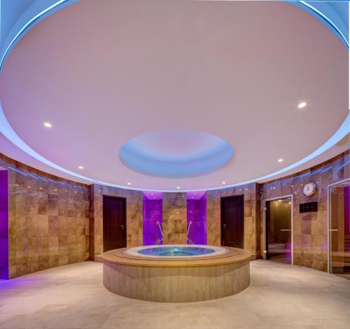 熱水浴缸, 費爾蒙特萊蒙特勒宮酒店 (Fairmont Le Montreux Palace) in 蒙特勒市中心