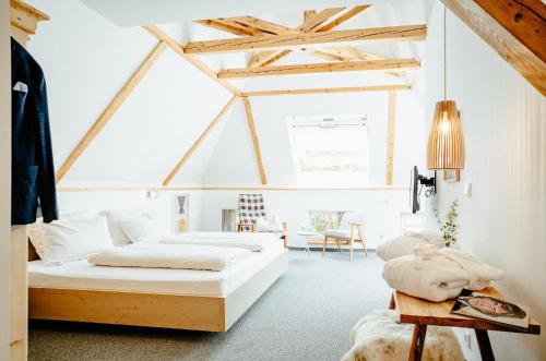 1 king bed, 1 sofa bed