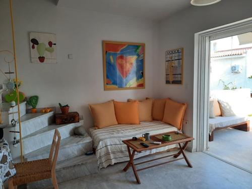 Modern cozy house 5 minutes walk to the beach gîte à louer Órmos Anavýssou