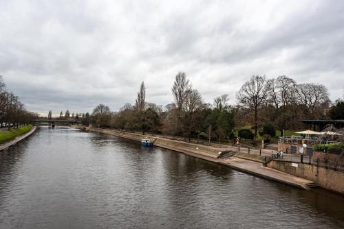 Luxury Apartment Opposite The Shambles