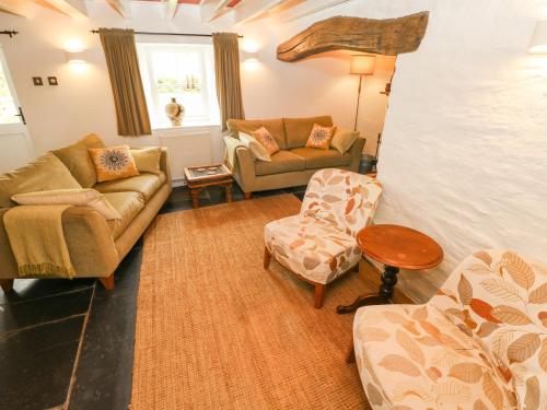 Penlanfach Farmhouse - image 6