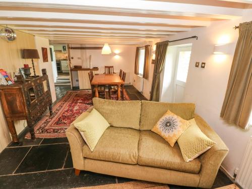 Penlanfach Farmhouse - image 9