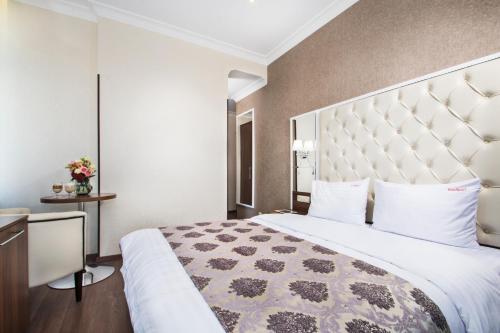 1 king bed, 1 sofa bed
