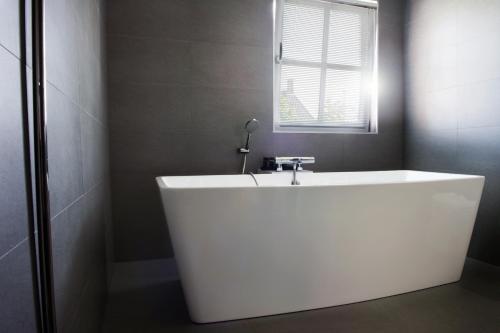 Fürdőszoba, Hotel-Restaurant Thuis! in Dinteloord