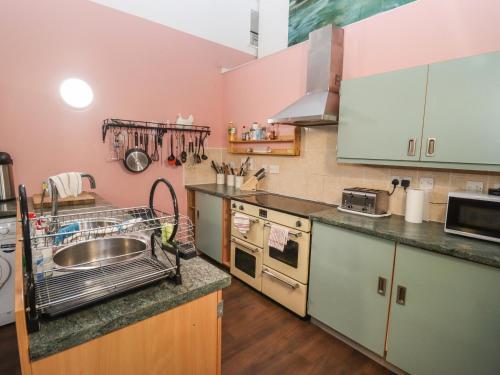 Greyhound Barn - image 8