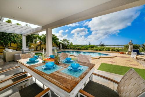 OCEAN VIEW Fully Renovated Villa Private Pool, Palm Eagle Beach