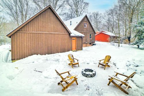 B&B Holland - Holland Home with Fire Pit - Walk to Lake! - Bed and Breakfast Holland