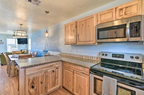 Walk to Shore & Eats: Surfside Beach Gem w/ Deck in Surfside Beach (TX)