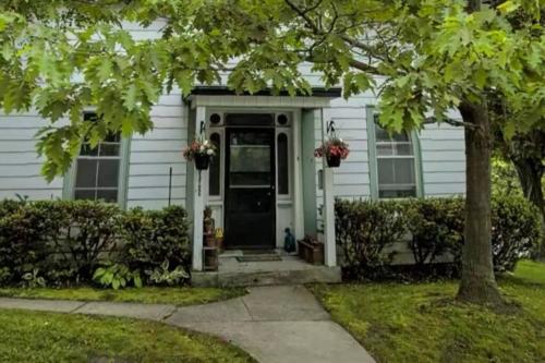 The Newmarket Lilypad, perfectly located, cozy and private, main level 1-bedroom unit in quaint historic home with free parking and laundry - Apartment - Newmarket