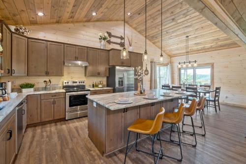 New / 3 King Suites / Sleeps12 / View / 5 mi to PF / Hot tub, Sevierville (zdjęcie 8)