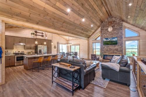 New / 3 King Suites / Sleeps12 / View / 5 mi to PF / Hot tub, Sevierville (zdjęcie 7)