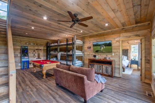 New / 3 King Suites / Sleeps12 / View / 5 mi to PF / Hot tub, Sevierville (zdjęcie 9)