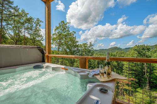 New / 3 King Suites / Sleeps12 / View / 5 mi to PF / Hot tub, Sevierville (zdjęcie 4)